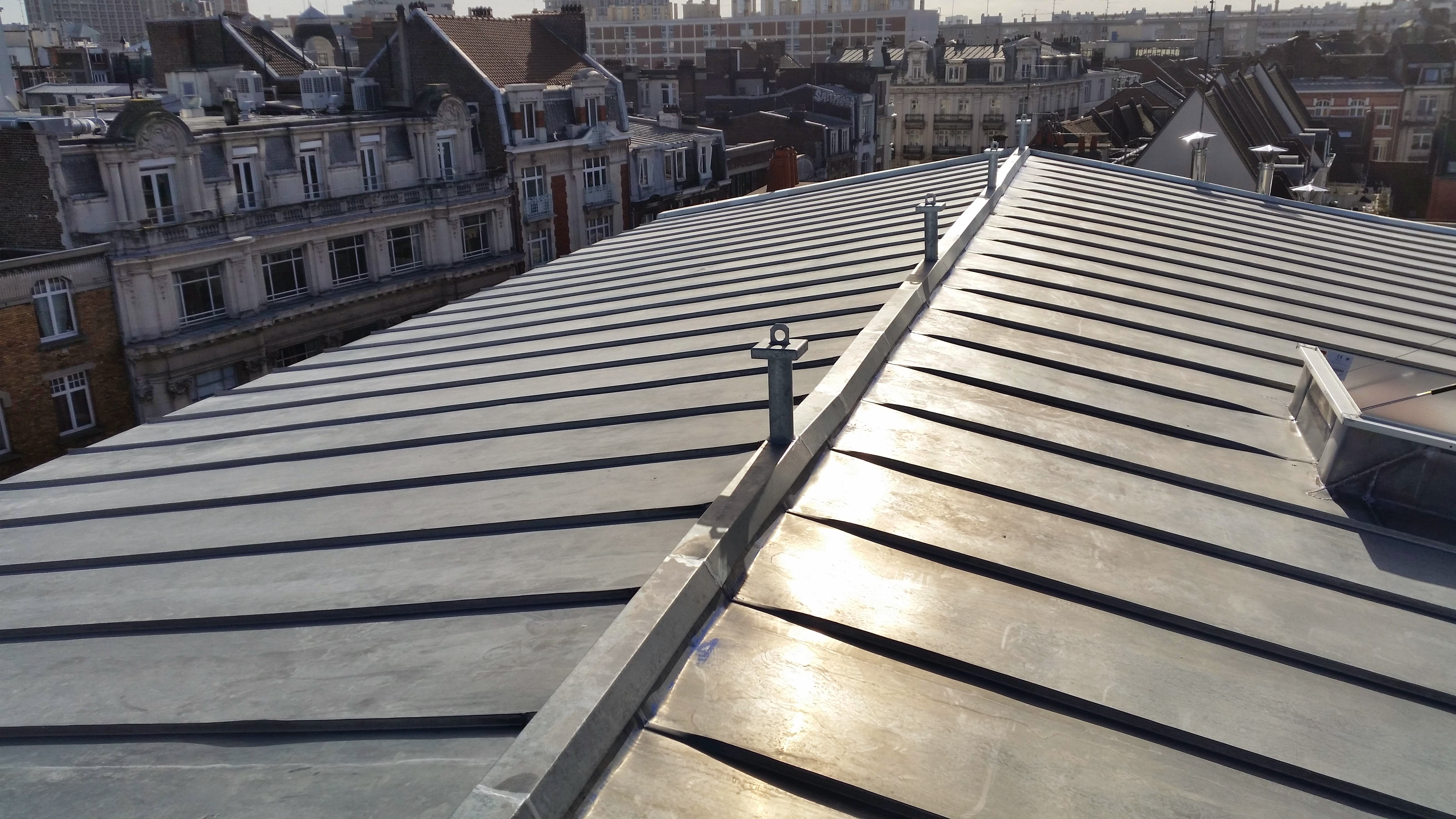 Pose de chéneau en zinc sur couverture traditionnelle